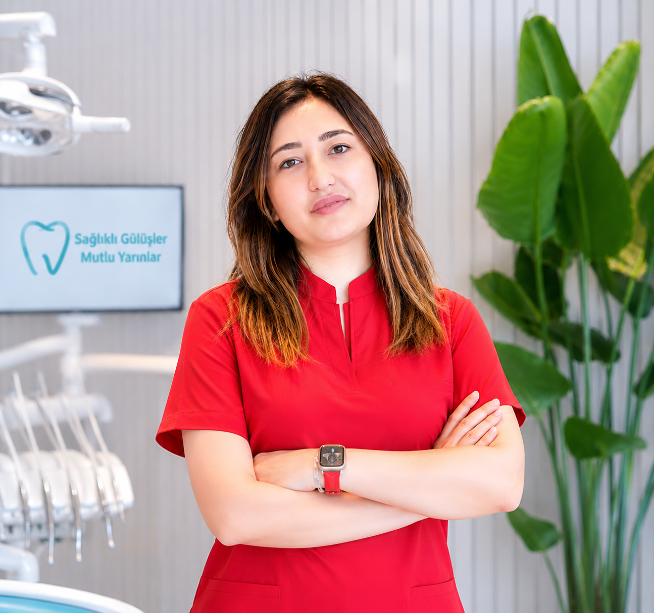 Dt. Tuana Çetin klinikte
